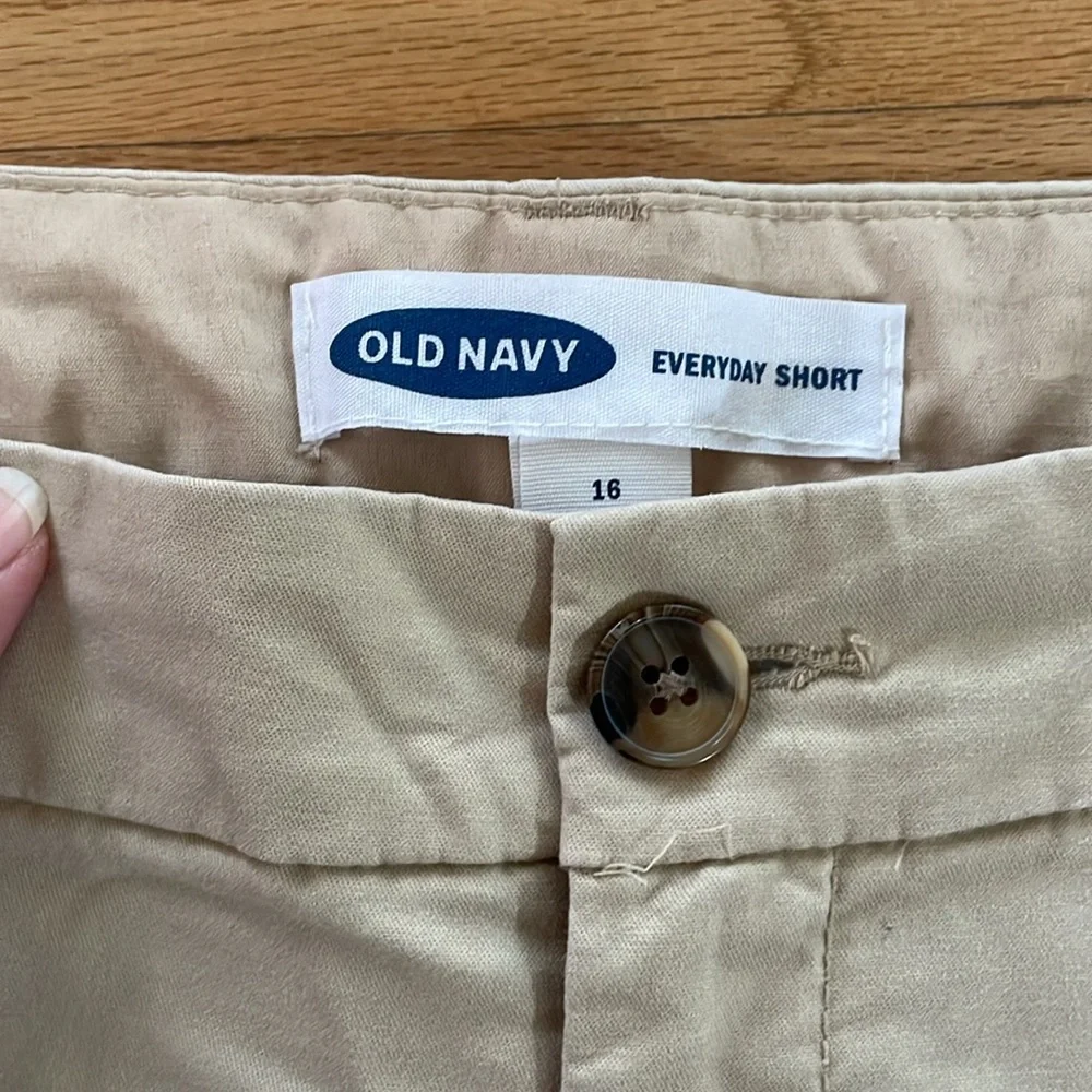 Old Navy khaki shorts Bermudas 16